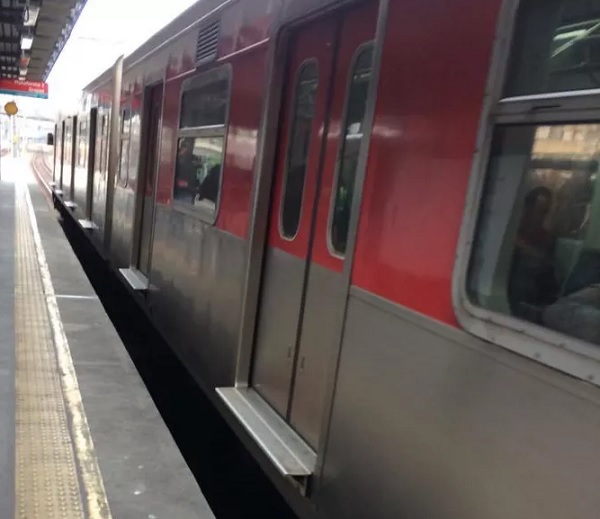 Os riscos dos passageiros em cair entre o trem e a plataforma nas estações