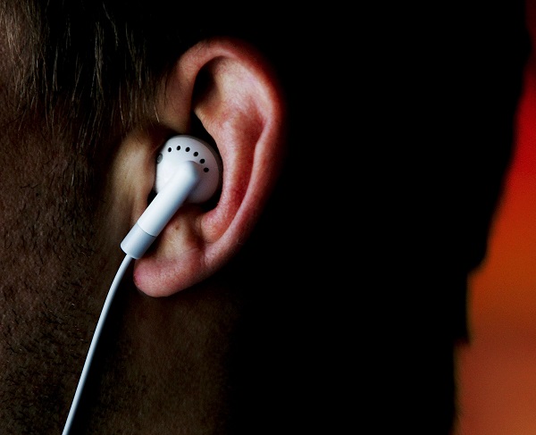 Fones de ouvido: objetos simples e que podem causar danos irreparáveis