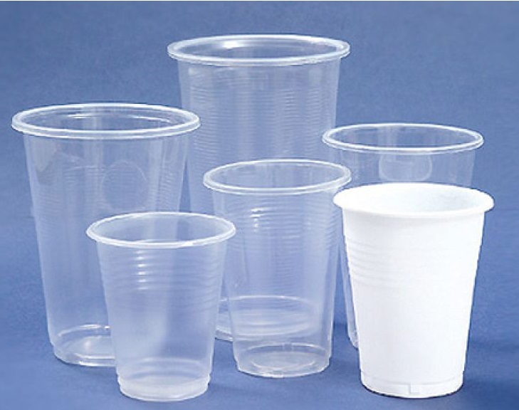 Copos plásticos descartáveis necessitam cumprir a norma técnica para evitar riscos aos consumidores
