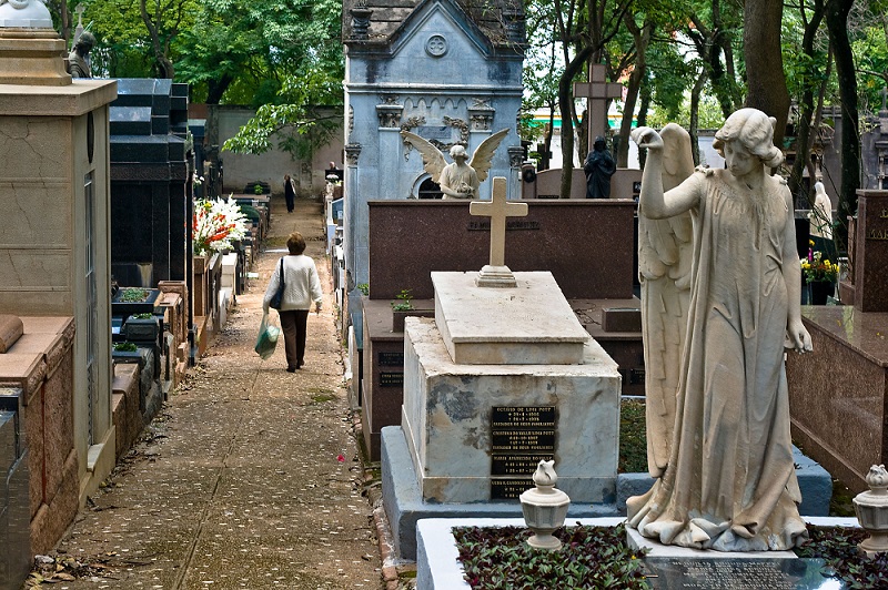 Em cemitérios de São Paulo, os vivos se divertem entre as lápides e os jazigos