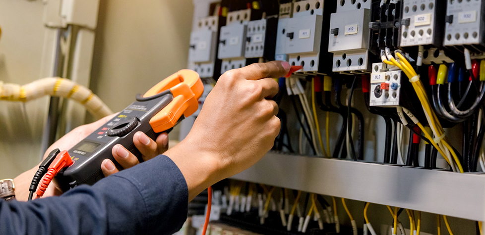 A marcação dos bornes de equipamentos elétricos