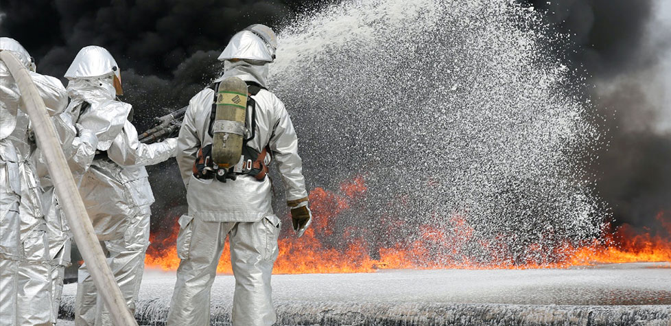 O combate a incêndios por meio de espuma de baixa expansão