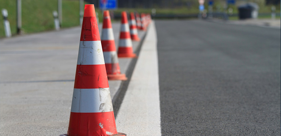 A conformidade dos cones para a sinalização das vias públicas