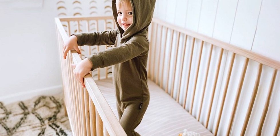 Os riscos físicos dos cordões fixos e cordões ajustáveis em roupas infantis