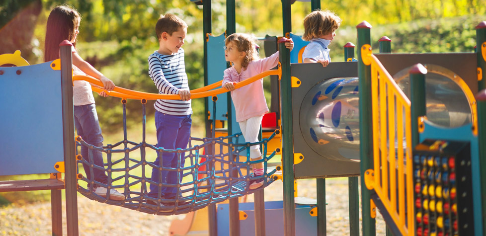 Os playgrounds inclusivos devem ser projetados de acordo com a norma técnica