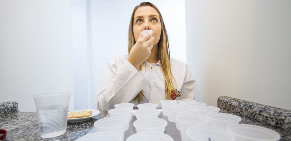 A análise sensorial do sabor dos alimentos devido à embalagem