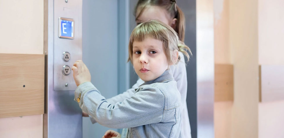Como evitar acidentes com crianças em elevadores, escadas e esteiras rolantes