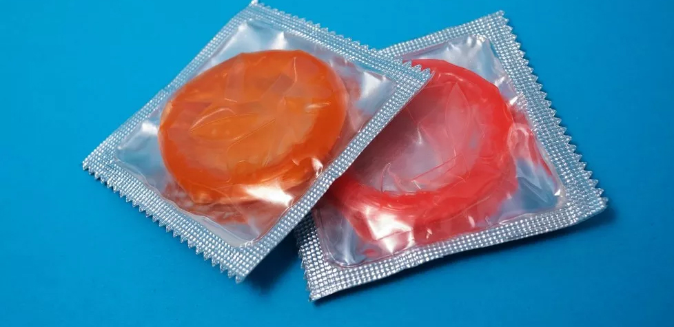 Os estudos da função clínica dos preservativos sintéticos masculinos