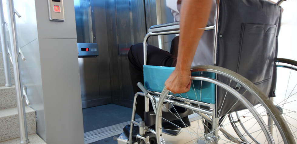 A acessibilidade segura em elevadores para uma ampla faixa de pessoas