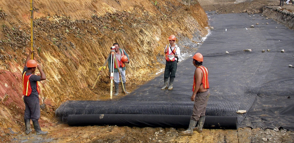 O comportamento em deformação e na ruptura de geossintéticos