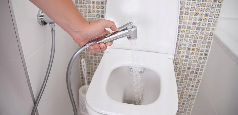 As duchas higiênicas instaladas em banheiros devem cumprir a norma técnica