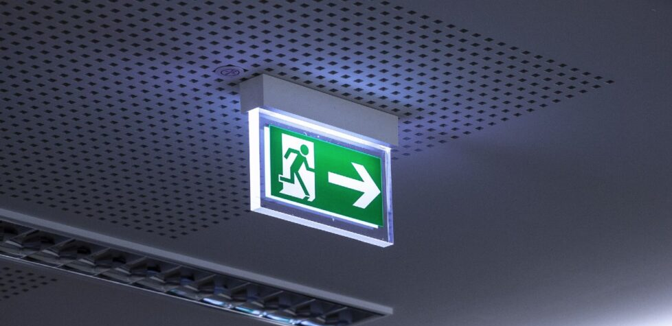 A iluminação de emergência em locais de tarefas de alto risco de acidentes