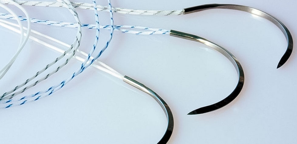 Os fios para sutura cirúrgica devem ser fabricados conforme a norma técnica