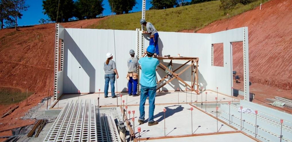 A execução das paredes estruturais com painéis de PVC preenchidos com concreto