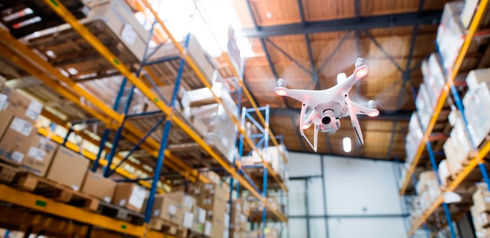 Drones com IA acoplados a câmeras já fazem a contagem de estoques em armazéns
