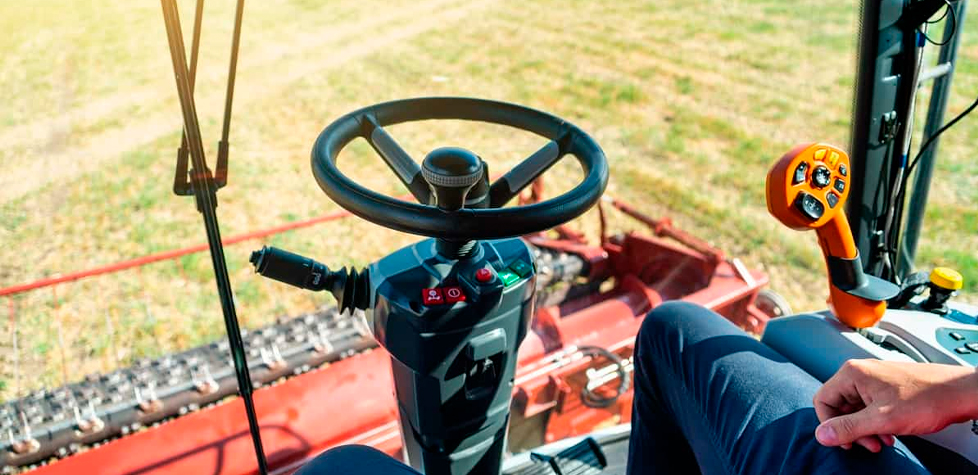 Os atributos normativos obrigatórios para a direção dos tratores agrícolas