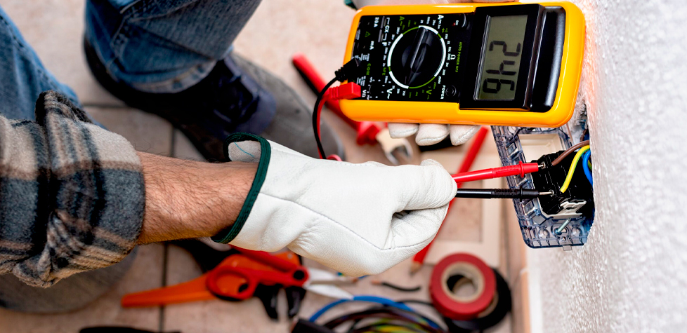 As diferenças entre as tensões de 127 V e 220 V fornecidas em cada instalação