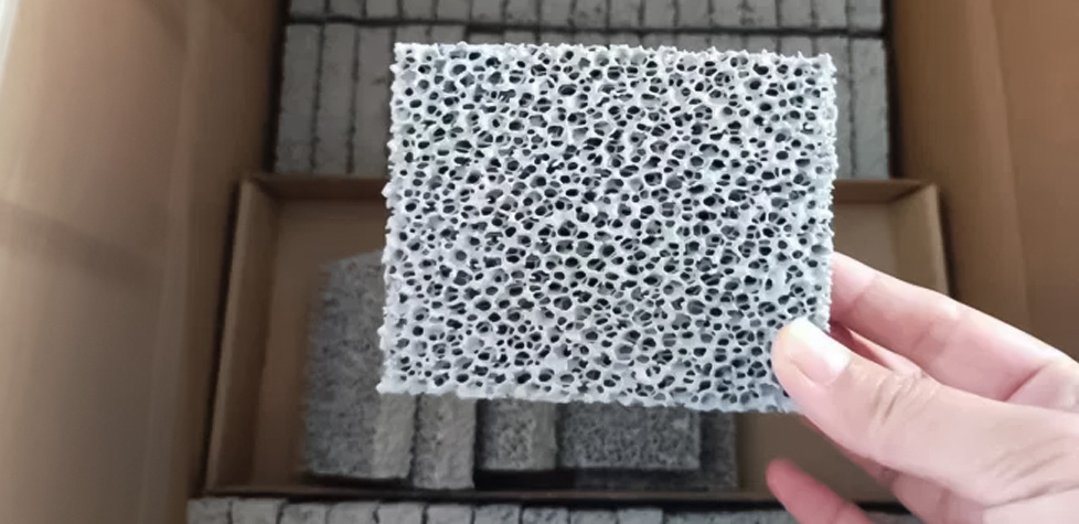 O ensaio para medir a migração celular de materiais de cerâmica bioativa porosos