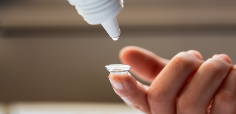 Os riscos de compatibilidade dos produtos para os cuidados de lentes de contato