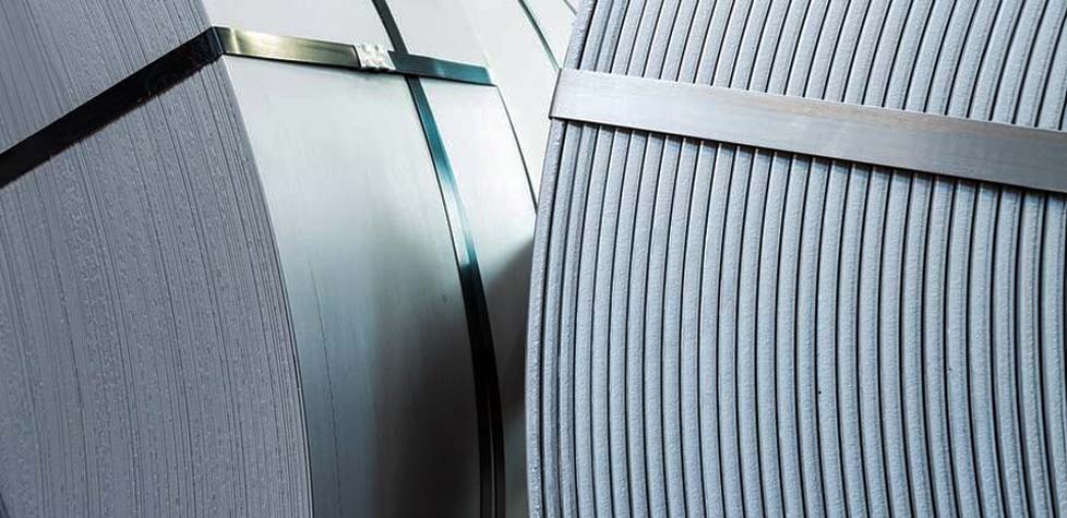 A fabricação conforme das tiras relaminadas de aço-carbono e ligado