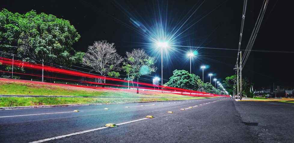 A iluminação das vias de domínio público e privado