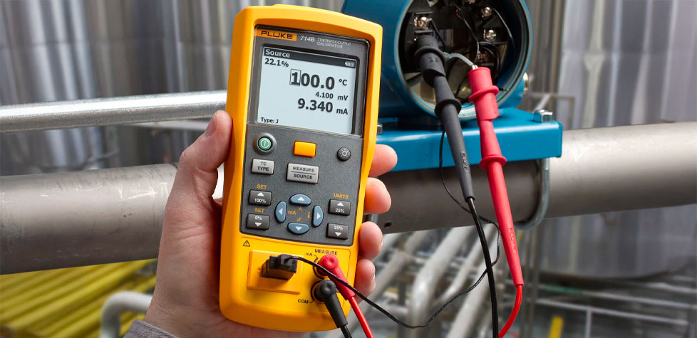 A calibração dos indicadores de temperatura com sensor com instrumento-padrão