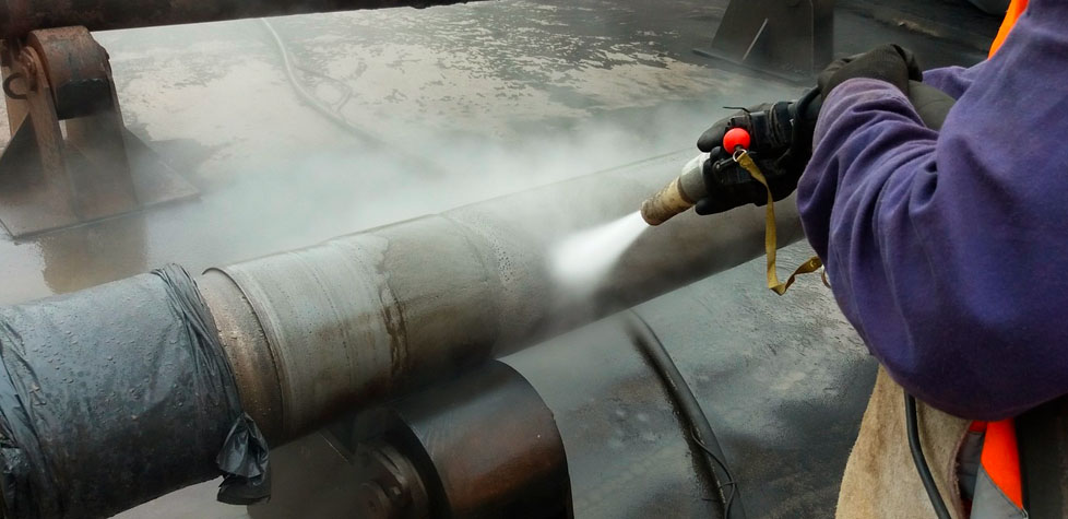 A preparação das superfícies de aço-carbono com jateamento abrasivo ou hidrojateamento