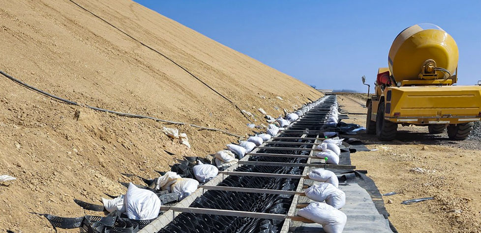 A determinação da capacidade de fluxo de água no plano em geotêxteis