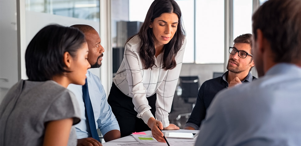 Como a liderança deve agir quando a colaboradora é silenciada