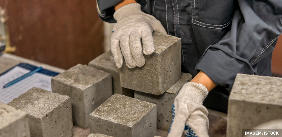 A determinação da penetração de água sob pressão em concreto endurecido