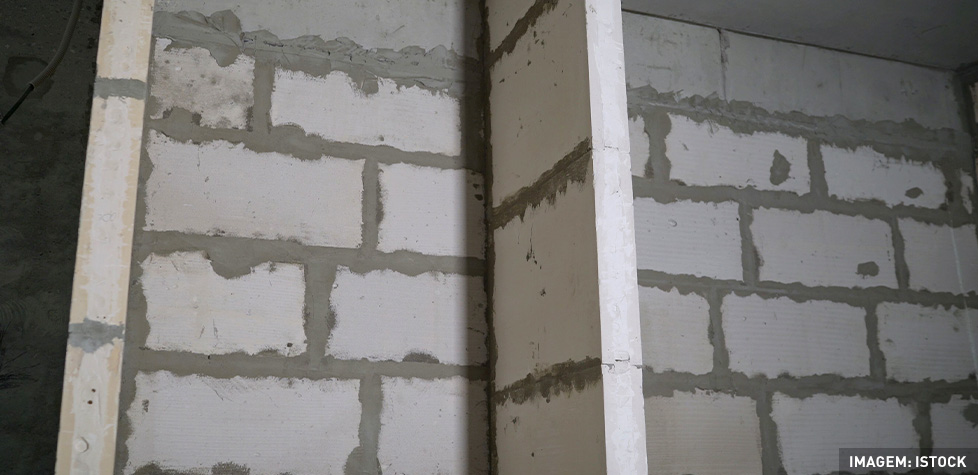 Os painéis pré-fabricados com cimento Portland e pérolas de EPS