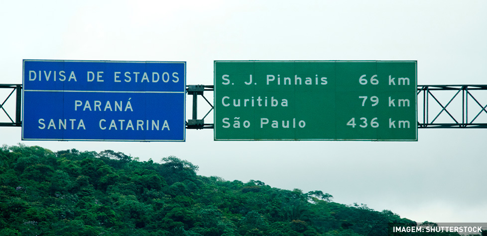 Os pórticos e semipórticos galvanizados para a sinalização vertical viária