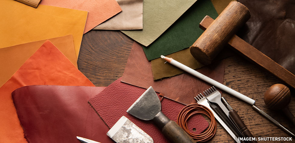 A determinação da resistência à tração, alongamento em uma carga específica do couro