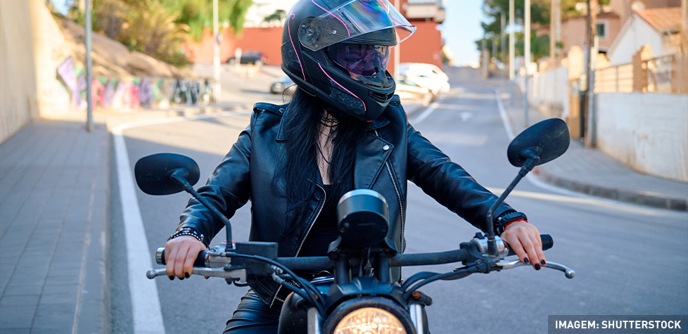 Os capacetes e as viseiras para os condutores e passageiros de motocicletas