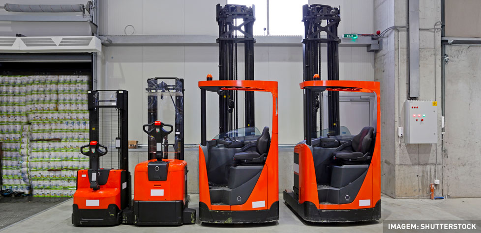 A conformidade dos veículos propelidos manualmente por condutor caminhante