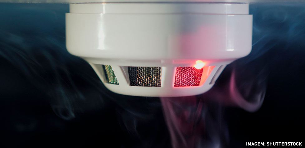 Os detectores pontuais de fumaça por dispersão e transmissão de luz