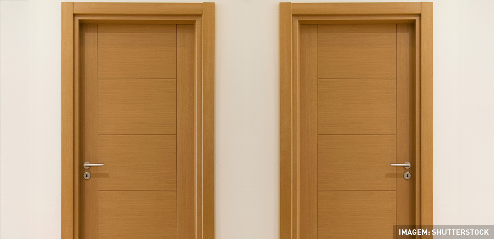 As portas e os vedadores resistentes ao fogo com núcleo de madeira