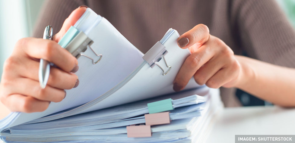A medição da qualidade das bordas do papel cortado para escritório