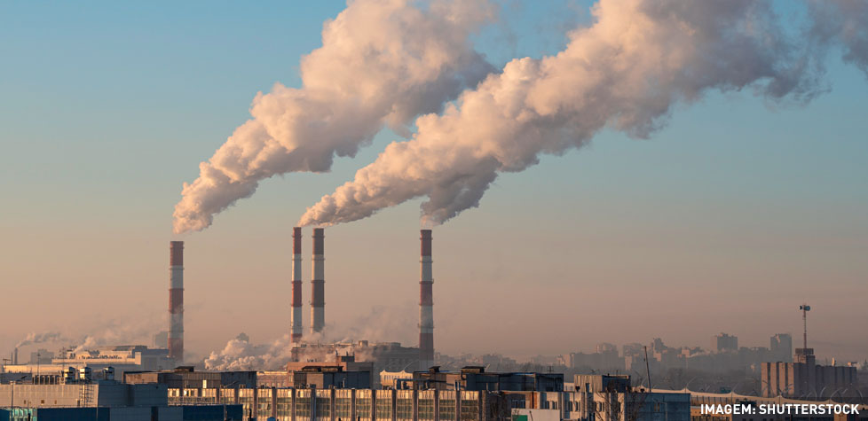 A velocidade média e da vazão volumétrica da emissão atmosférica em duto ou chaminé