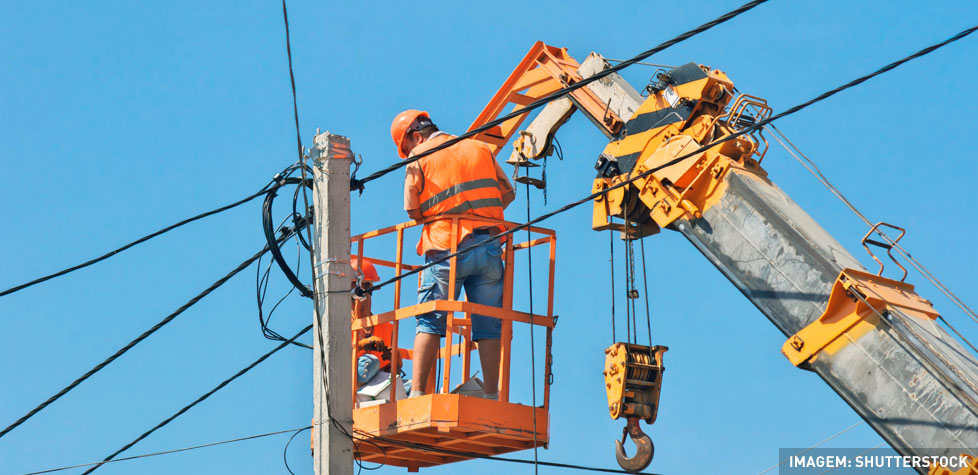O manuseio dos cabos nus em linhas aéreas de transmissão de energia elétrica